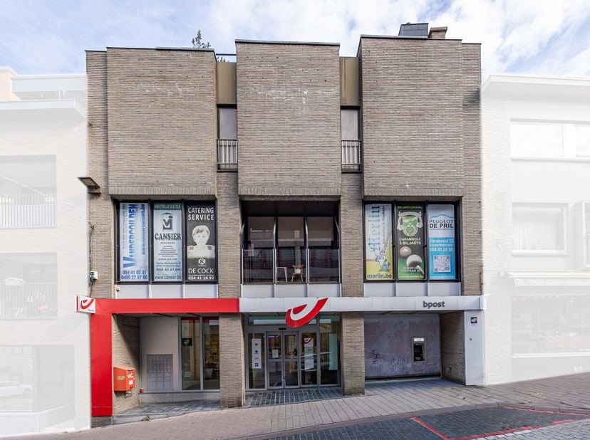 COMMERCIELE BUILDING MET LUXE DUPLEX PENTHOUSE IN HARTJE CENTRUM GERAARDSBERGEN. Vlakbij de Markt van Geraardsbergen in de handelsstraat Brugstraat vi