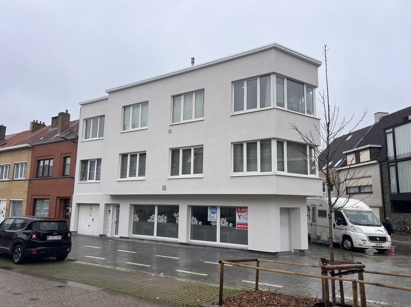 Deze commerciële ruimte van ca. 120 m² is volledig ingericht als frituur met eetgelegenheid en biedt een unieke kans voor wie meteen aan de slag wil.