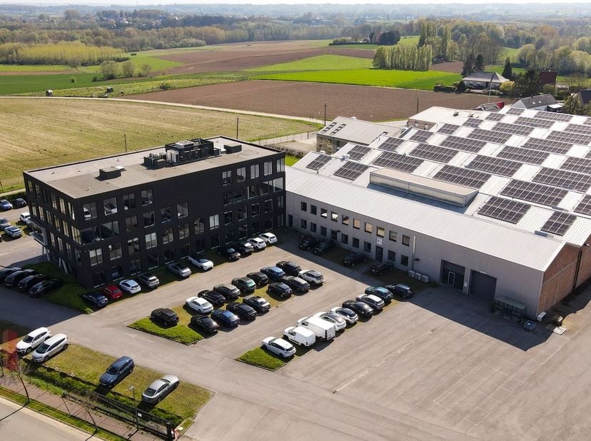 Ce bureau clé en main de 431 m² est situé dans un environnement agréable et verdoyant, à un emplacement stratégique offrant une connexion aisée avec l