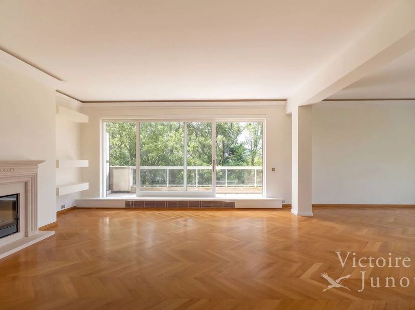Aangeboden door Maia Zinchenko: maia.zinchenko@victoire.be - 0473 365 805.<br />
Victoire Junot heeft het genoegen u dit elegante appartement van 170