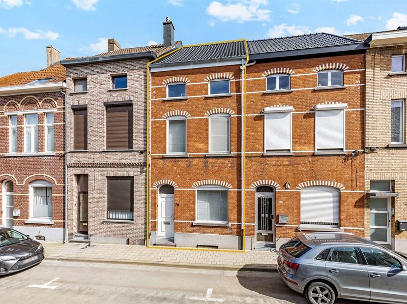 Deze ruime stadswoning is ideaal gelegen op wandelafstand van het centrum en het stadspark van Aalst en biedt tal van mogelijkheden voor wie op zoek i