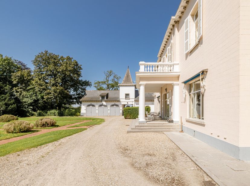 In het hart van het groene landschap van Seneffe, vlakbij de belangrijkste verkeersaders en voorzieningen, presenteert Christie's Real Estate Belgium