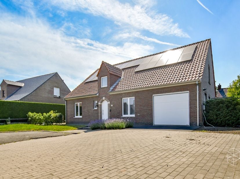 Bent u op zoek naar een ruime en instapklare gezinswoning waar comfort, licht en buitenleven centraal staan? Dan is deze prachtige woning beslist een
