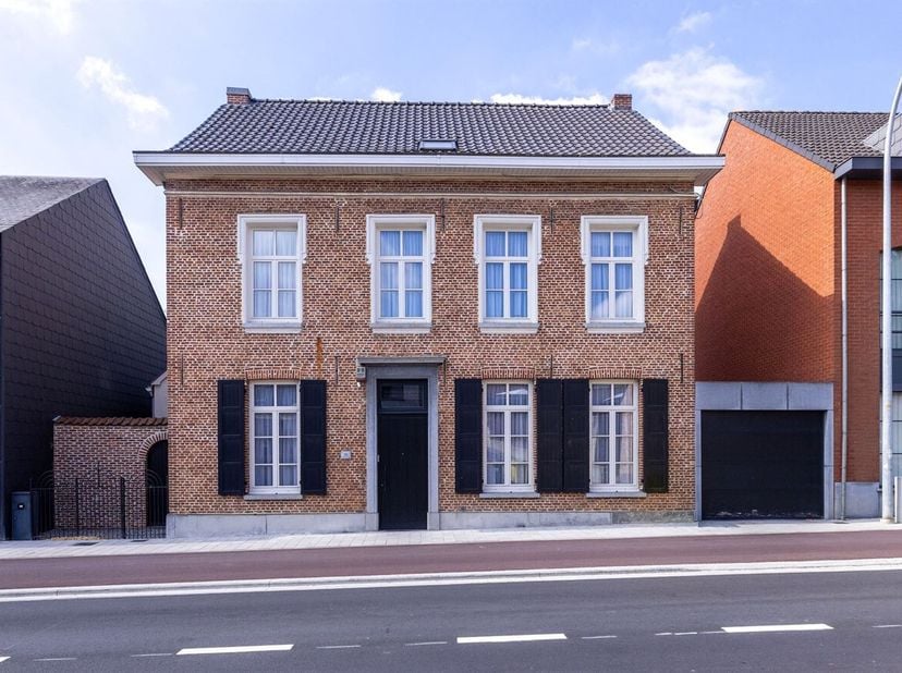 Karaktervolle woning met 4 slaapkamers en zuidgerichte tuin op een toplocatie te Heist-op-den-Berg! De woning geniet een ruime garage, alsook een park