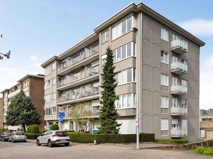 Ligging<br />
Dit appartement is rustig gelegen in de Guido Gezellelaan, met een vlotte verbinding naar het centrum en belangrijke invalswegen. Winkel