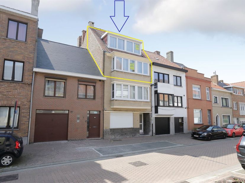 Dit uitermate ruim appartement van 178 m² is gelegen in een kleinschalige Residentie te Oostende.Het gebouw is gelegen op wandelafstand van openbaar v