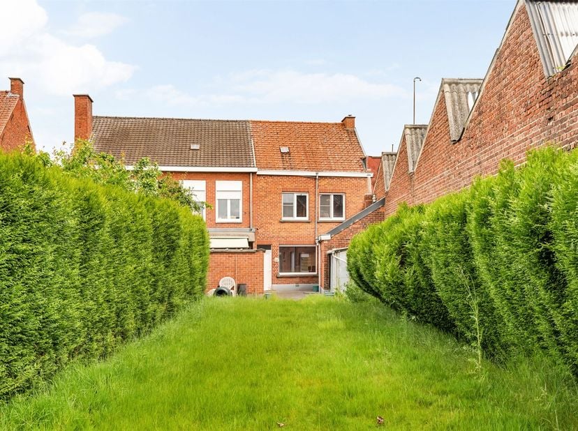 Te renoveren gezinswoning met 3 slaapkamers en grote tuin!<br />
<br />
Bent u op zoek naar een woning met veel ruimte én tal van mogelijkheden? Dan