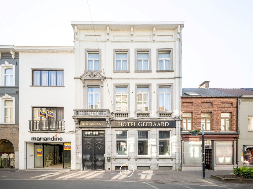 In het historische centrum van Geraardsbergen bevindt zich dit indrukwekkende, neoclassicistische herenhuis, met een bruikbare vloeroppervlakte van 85