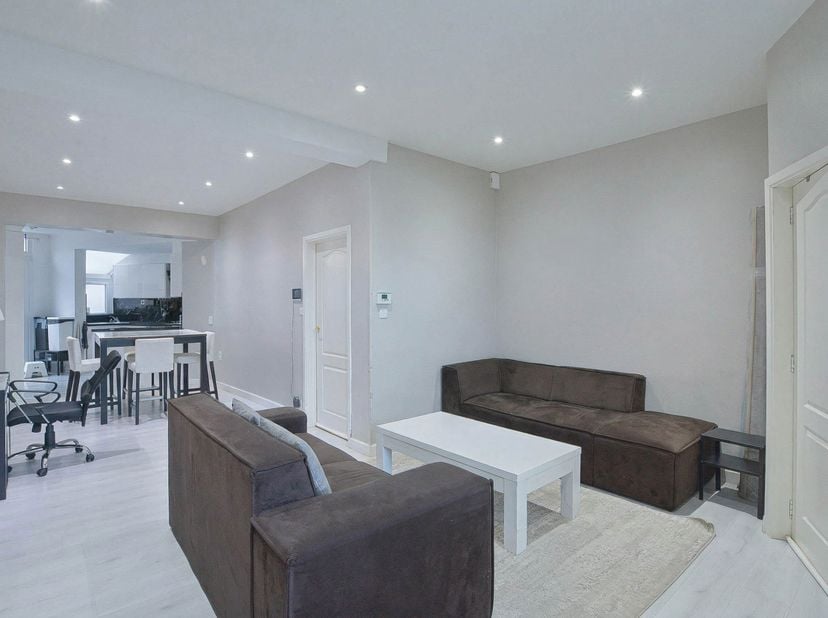 Maxime Real Estate biedt u een 2-gevelwoning aan met buitenkoer voor.<br />
Gelegen in een residentiële buurt van Koningslo, biedt deze woning van ±15
