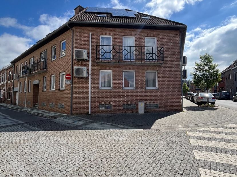 BEZOEKAANVRAGEN UITSLUITEND VIA MIJN HUURPROFIEL, KLIK OP DE CONTACTKNOP OM UW BEZOEK AAN TE VRAGEN Gezellig appartement met één slaapkamer en ruime z