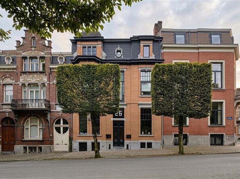 Laissez-vous séduire par ce duplex unique, niché au dernier étage d`un immeuble de caractère. Dès le seuil franchi, lélégance et la sérénité s`imposen
