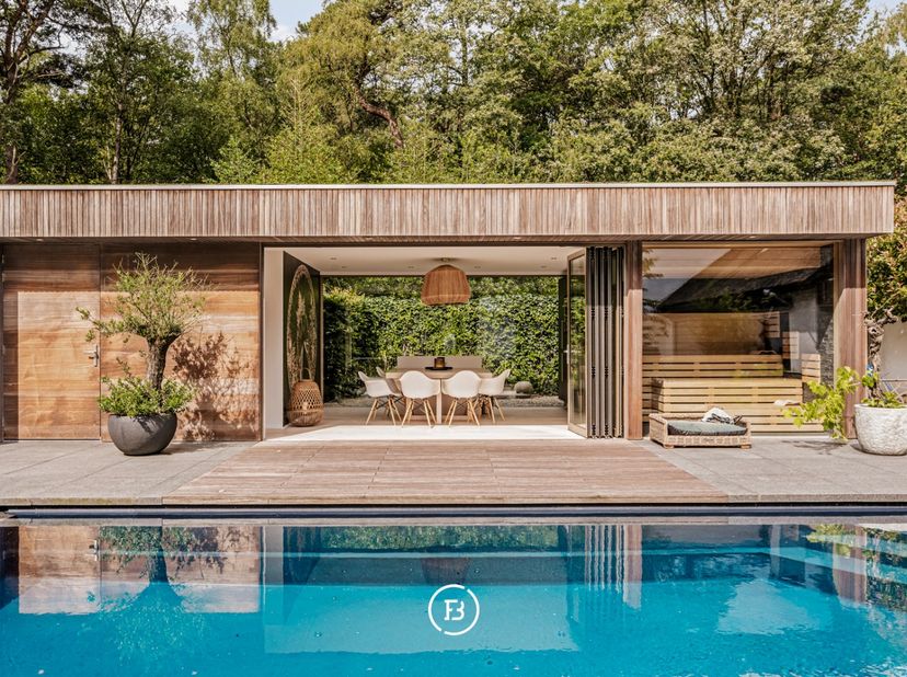 Verscholen op een prachtig zuidgericht domein van circa 5.044 m² bevindt zich deze uitzonderlijke lifestylevilla waar architectuur, natuur en woonbele