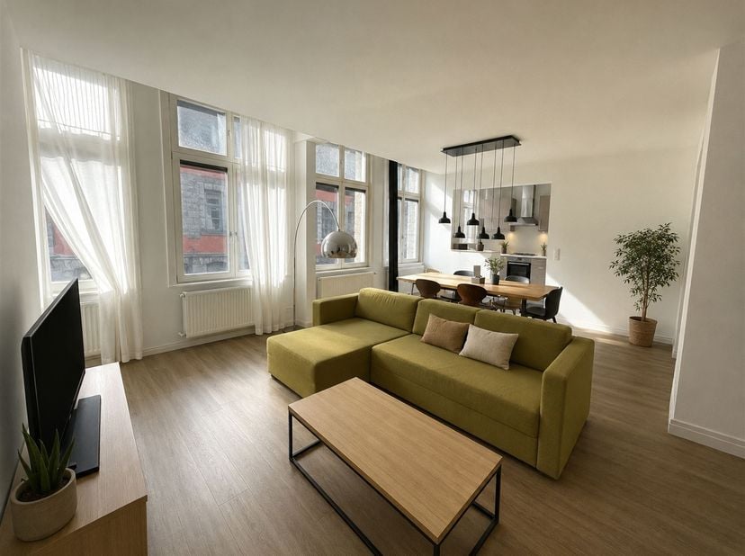 Superbe appartement 2 chambres de 162 m², situé au 2 étage d'un immeuble sans ascenseur, en plein coeur de Tournai, au pied de la Cathédrale. Spacieux