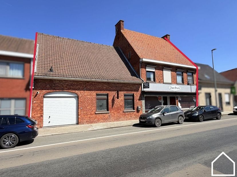 Deze oude krantenwinkel heeft reeds 2 huisnummers namelijk Veurnseweg 138 en 138A.<br />
<br />
De interne opsplitsing in 2 woningen is reeds gebeurd.