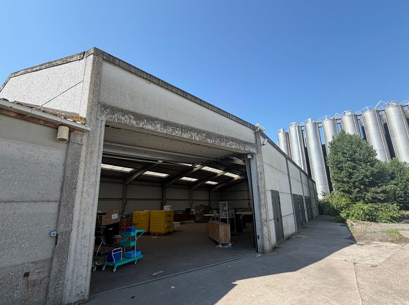 Deze ruime loods is gelegen op een uitstekende locatie in Diksmuide, in het industrieterrein. Ideaal voor bedrijven die nood hebben aan ruimte en een