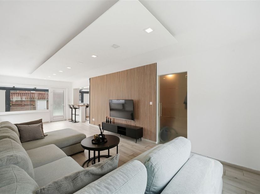 Wie deze woning energetisch renoveert, kan een EPC-label D bereiken na de installatie van een nieuwe verwarmingsketel en het aanbrengen van dakisolati