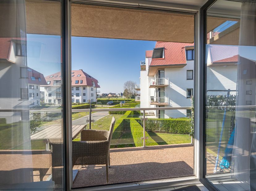 Deze ruime en lichtrijke studio met zuidwestgericht terras bevindt zich op de eerste verdieping van Residentie Green Garden blok II (Westedelaan 100B)