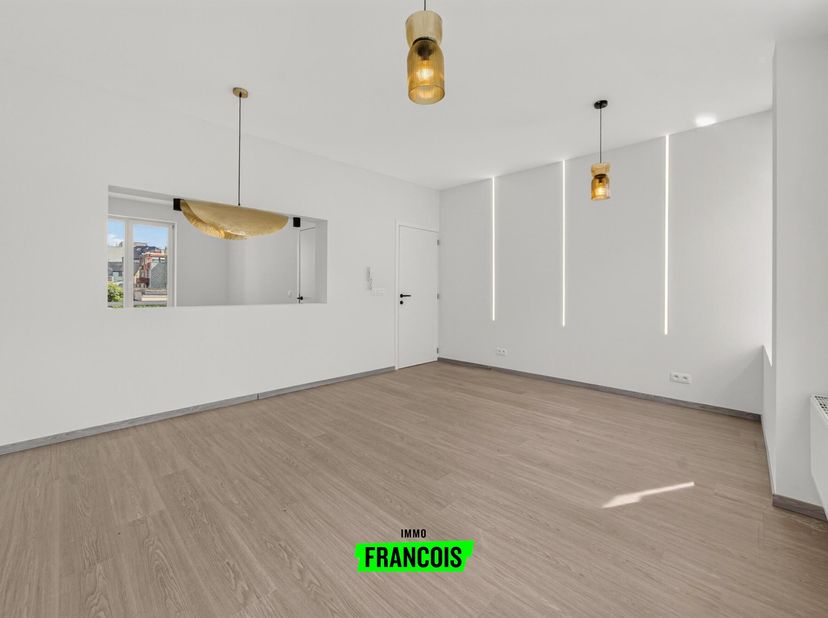 Dans la Zwaluwenstraat 42 se trouve cette maison de type bel-étage entièrement rénovée, où confort contemporain, agencement pratique et habitat économ