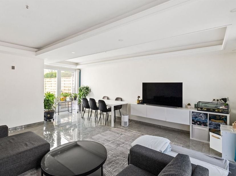 Dit ruime en instapklare appartement in Pelt biedt een bewoonbare oppervlakte van ca. 186 m² en combineert comfort, ruimte en een moderne uitstraling.