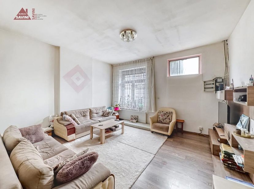 Monceau-sur-Sambre  À vendre : spacieuse maison familiale de 185 m² idéalement située, à proximité de toutes les commodités. Ce bien offre de très bea