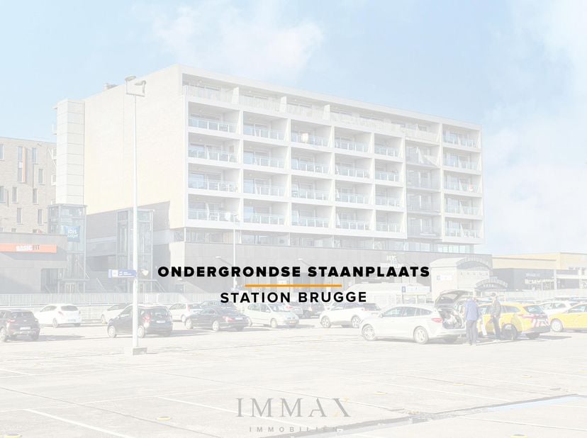 Un emplacement spacieux situé dans le parking souterrain près de la gare de Bruges. <br />
Le parking est fermé par un portail métallique. <br />
Pour