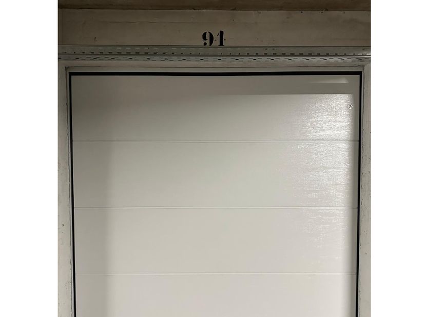 Box de garage : porte électrique, éclairage et prise de courant<br />
<br />
Box de garage à louer dans un immeuble soigné et parfaitement sécurisé, i