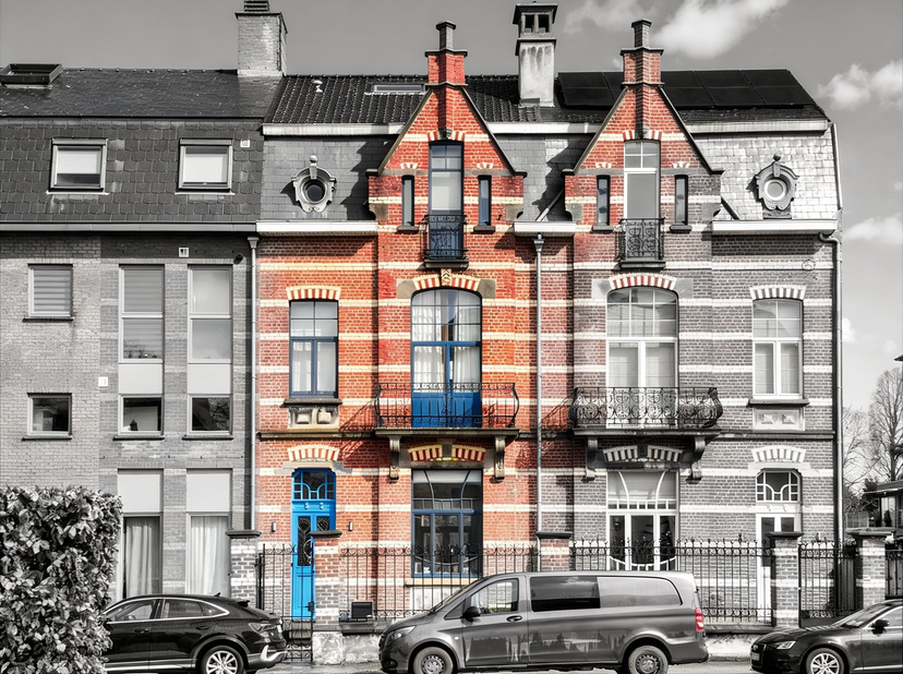 Située au centre de Kortenberg, cette superbe maison de maître séduit par son charme authentique, ses volumes généreux et son élégance intemporelle. D