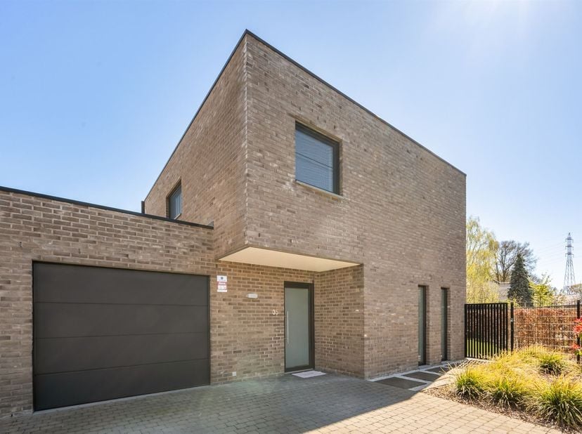 Moderne gezinswoning op een perceel van 4a 56ca te Maaseik<br />
<br />
TROEVEN: <br />
- E-peil 4! (energiezuinig) <br />
- Rustige, kindvriendel