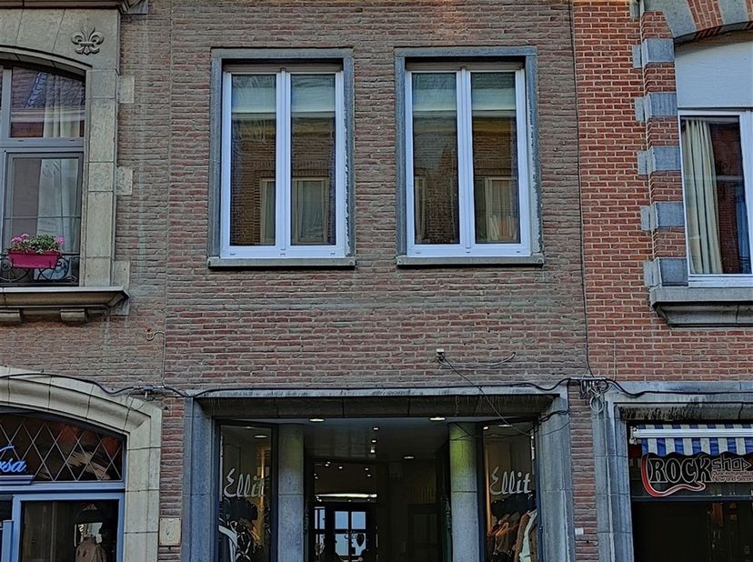 Entièrement rénové en 1991, cet immeuble de rapport composé de deux unités locatives et d'un rez-de-chaussée commercial est situé en plein centre-vill
