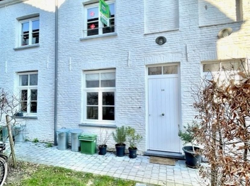 Te centrum Gent Zuid nabij alles wat men nodig heeft, staat dit comfortabel en energiezuinig huisje te huur; inkomhoekje met creatief ingedeeld ruimte