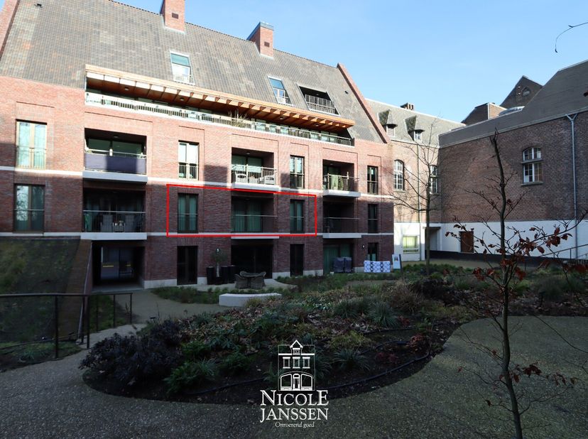Ontdek dit instapklaar appartement op de eerste verdieping met een toffe indeling. Je geniet hier van een gezellige leefruimte met open keuken, één sl