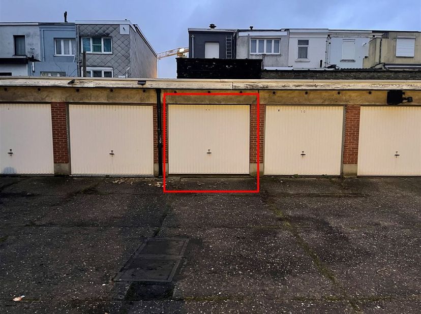 GESLOTEN GARAGEBOX OP TOPLOCATIE!<br />
Ligging: Gelegen op een gunstige locatie.<br />
Kortom: Ideaal voor buurtbewoners of als opslagplaats!<br />
E