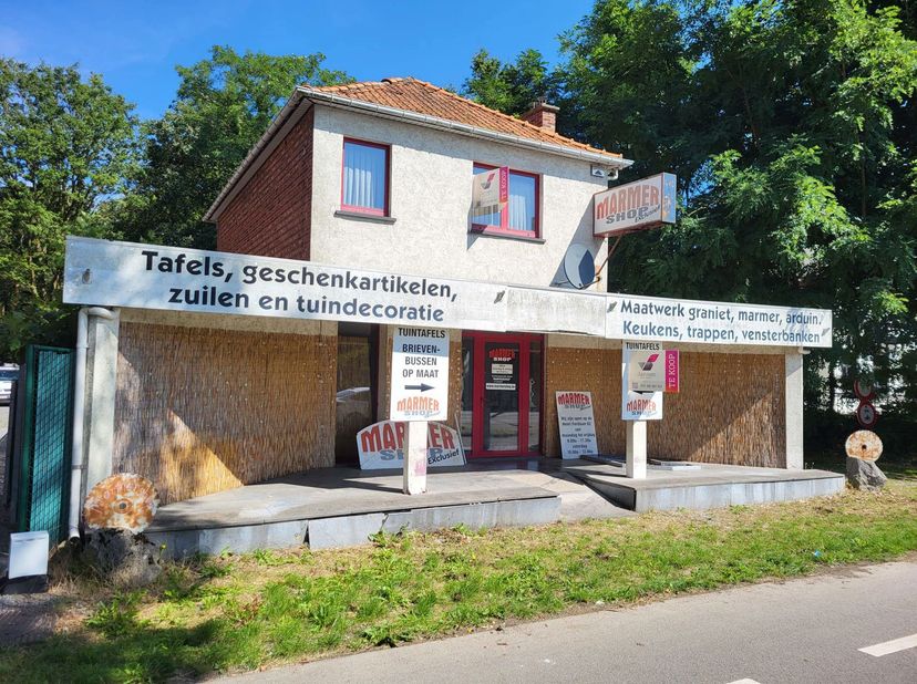 Te koop in Genk: (handels)huis - Hasseltweg 344<br />
Aan de Hasseltweg te Genk op een strategisch gelegen perceel van 6 are 30 centiare ligt dit pand