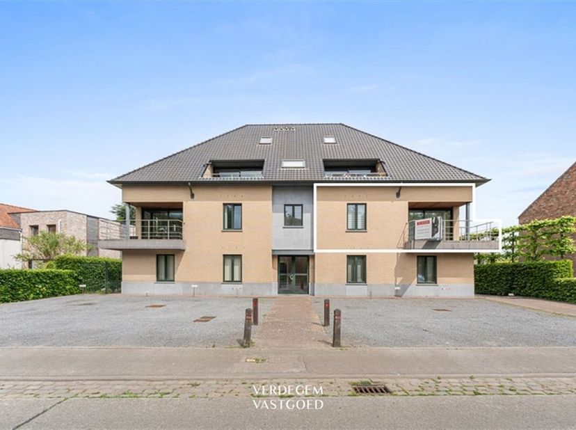 Ligging<br />
Dit ruim appartement geniet van een uitstekende ligging in een kleinschalige residentie, op wandelafstand van scholen, openbaar vervoer