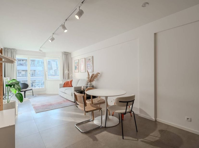 Le studio rénové à vendre est situé le long de la Koninginnelaan à Ostende. À quelques minutes à pied, vous vous trouvez dans le centre-ville animé et