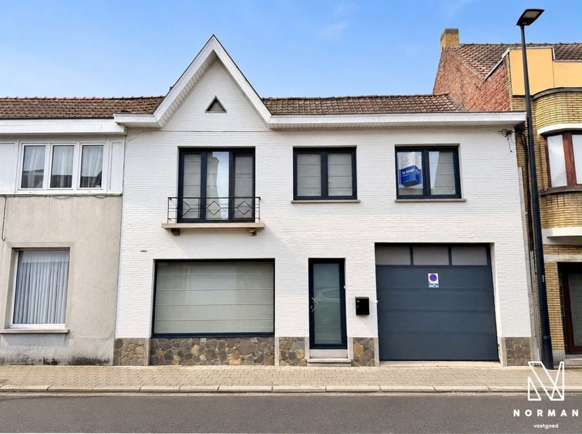 Welkom in deze ruime gezinswoning met tuin en garage, gelegen in het centrum van Kuurne!<br />
Bij het betreden van de woning komt u binnen in de inko