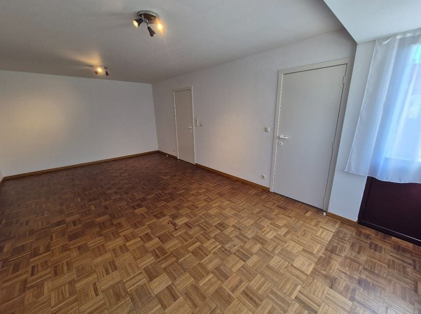 Instapklaar duplex appartement op de 2e verdieping.  <br />
Bestaande uit hall, 2 aparte toiletten, living, keuken (kasten, enkele inox afwasbak, elek