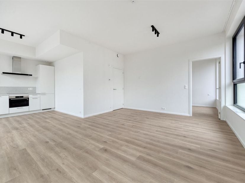 GELIJKVLOERS APP. MET TERRAS<br />
In Sint-Lambrechts-Woluwe treffen wij deze knappe residentie aan gelegen in de Neerveldstraat. In de nabije omgevin