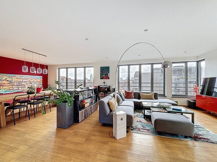 Sint-Jans-Molenbeek: Modern en lichtrijk penthouse met 2 slaapkamers (EPC D), gelegen op een boogscheut van Tour &amp; Taxis.<br />
Gelegen op de derde ve