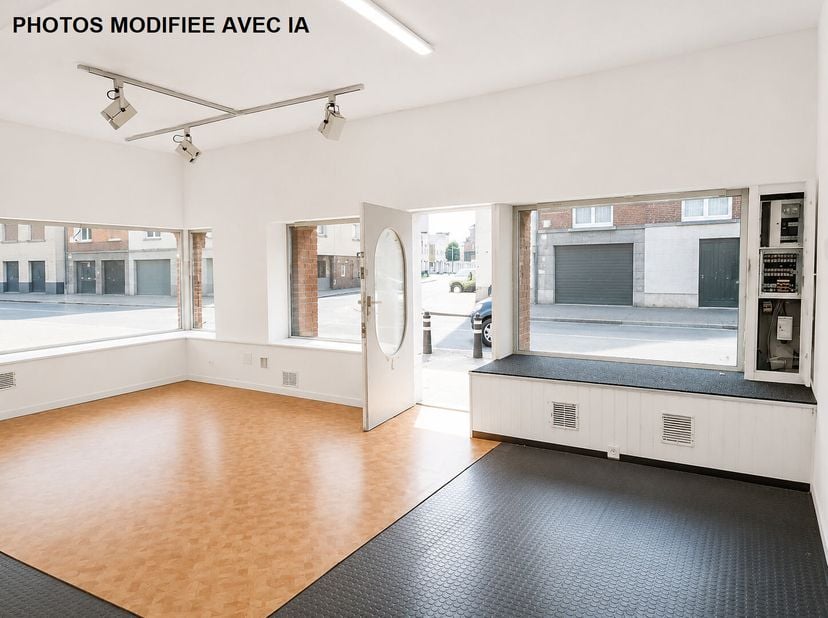 Idéalement situé sur Avenue Charles Quint, rez de chaussée commercial avec appartement à rénover intégralement comprenant une très large vitrine comme