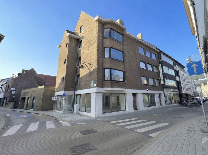 Gelegen op dé meest zichtbare hoek bij het binnenrijden van Maldegem centrum, deze casco handels- of kantoorruimte met vitrines rondom.<br />
Het pand