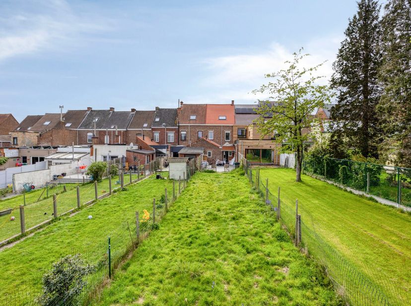 Instapklare gezinswoning te koop in Ronse in de Oudestraat. Deze woning telt 3 ruime slaapkamers op een mooi perceel van 612 m2. Deze eigendom is idea