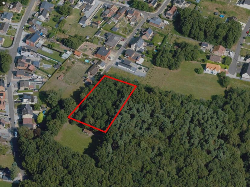 Bouwland van 45are in de Vlikkenbergstraat in As, gelegen in een groene en landelijke omgeving. Deze grond bevindt zich in een bosrijke setting en lig