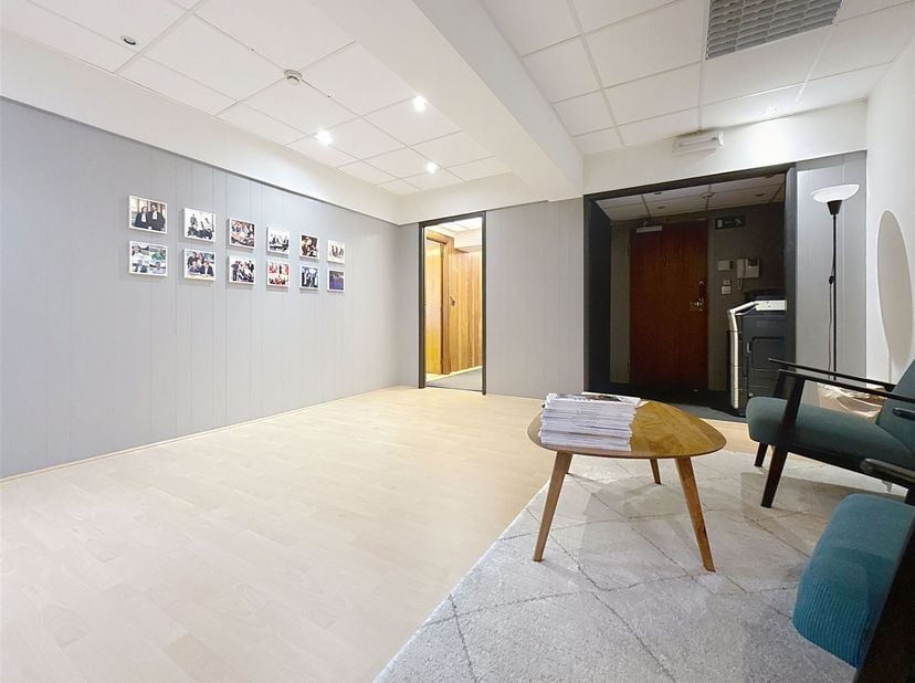 Quartier du Cinquantenaire – à proximité immédiate des métros Mérode et Montgomery, superbe plateau de bureaux lumineux d’environ 135 m², situé au 4ᵉ
