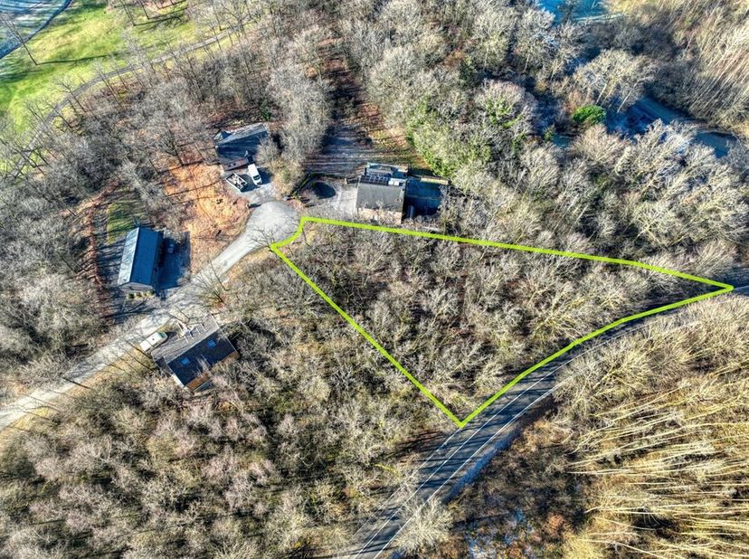 MCA Immobilier vous propose ce très beau terrain à bâtir de 1 815 m², niché au coeur du lotissement du Golf de Durbuy. Idéalement situé dans un enviro