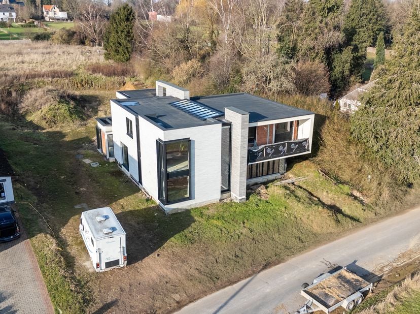 OVERIJSE, in een rustige straat in de wijk MALEIZEN, grote moderne VILLA van ±525m² bebouwde oppervlakte waarvan ±300m² bewoonbaar, verkocht als ruwbo