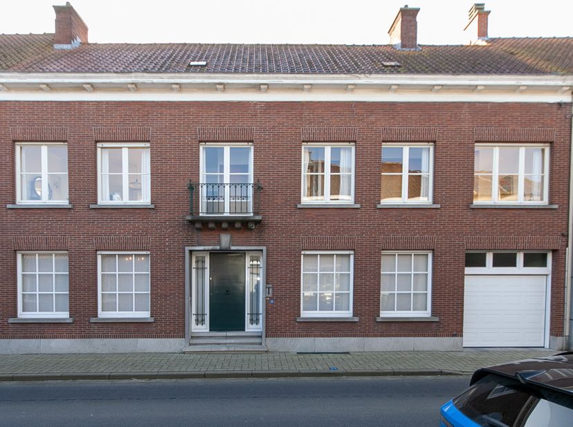 RUIME KARAKTERVOLLE WONING -<br />
Indeling: inkom met traphall, 2 leefruimtes, keuken, 3 ruime slaapkamers, badkamer met toilet, grote zolder, grote