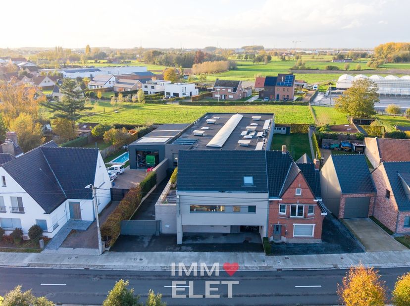 Complex/ bedrijfsgebouw (2009) bestaande uit:<br />
<br />
Magazijnruimte en/of constructiehal van 715 m² met een mooie vrije hoogte + 2 platforms op