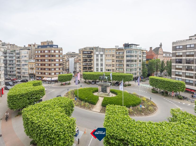 Ontdek dit volledig gerenoveerd appartement met 2 slaapkamers, gelegen op de vierde verdieping van residentie Leopold in Oostende. Dankzij de uitsteke