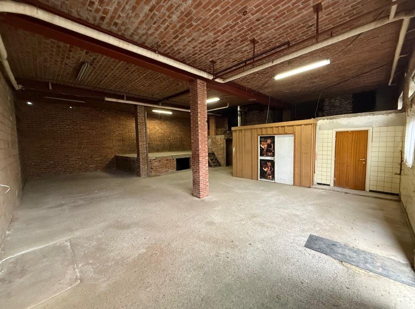 280m² magazijn te koop in Overpelt centrum. Op dit moment onderverdeeld in twee aparte units. Het geheel kan ook één unit vormen indien de tussenmuur